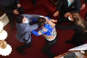 En plena asamblea se enfrentan a puñetazos diputados en Bolivia