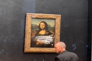 Hombre lanza pastel a la Mona Lisa