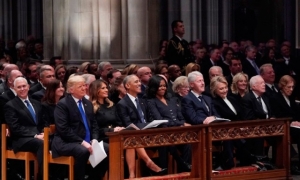 Trump pasa incómodo momento con los Obama y los Clinton en el funeral de Bush