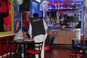 Normatividad mantiene inspecciones a establecimientos con venta de alcohol en Puebla capital