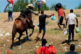 Imágenes: Agentes a caballo “cazan” a haitianos en frontera; Casa Blanca condena el hecho