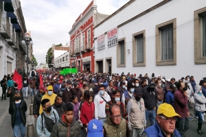 Caos y bloqueos en Puebla por marcha Antorchista para cancelación de la verificación