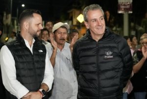 Entrega Pepe Chedraui pavimentación de la calle Venustiano Carranza