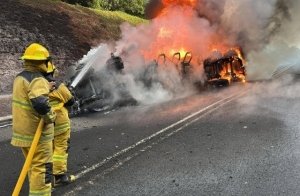 Explosión de pipa de hidrocarburos paraliza la autopista México-Tuxpan