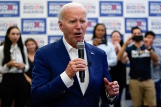 Biden insiste que seguirá en la carrera presidencial y pide a demócratas que no lo abandonen