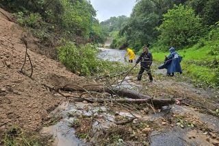 Tormenta tropical &quot;Chris&quot; provoca desbordamientos e inundaciones en Puebla 