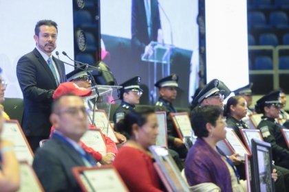 Gobierno estatal y sector empresarial reconocen labor de servidores públicos