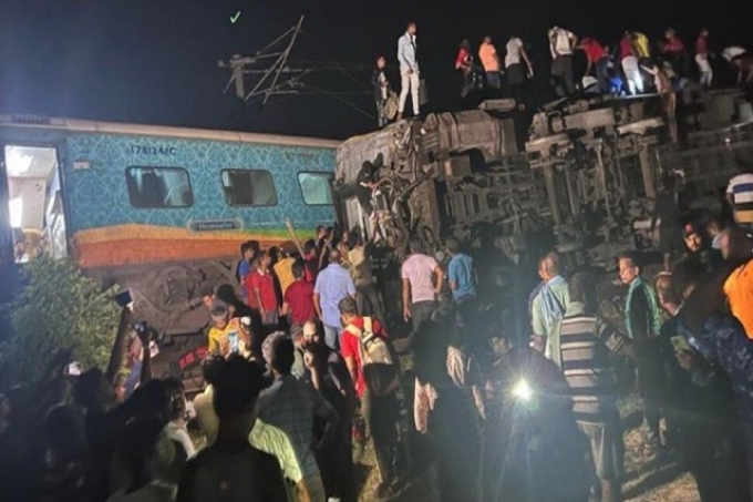 Al menos 70 muertos y 350 heridos tras choque de trenes en India