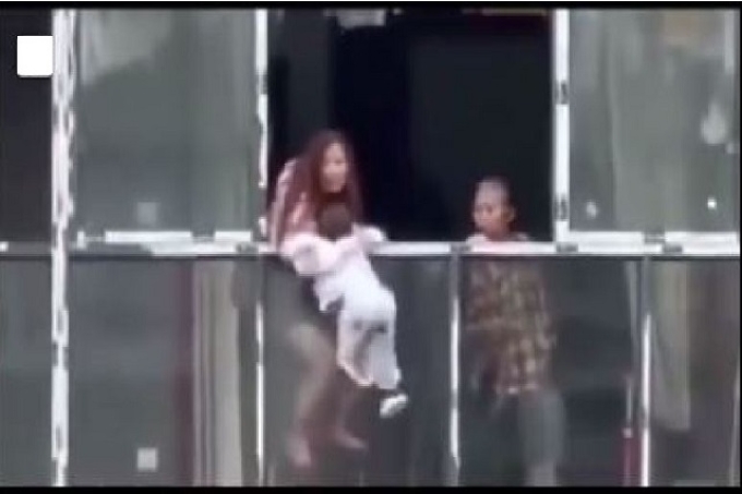 Madre arroja a su hijo por la ventana y apuñala a su suegra en China