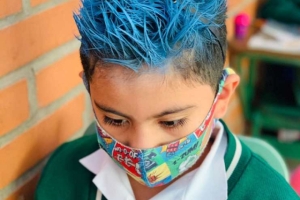 Escuelas no podrán prohibir el pelo largo o pintado