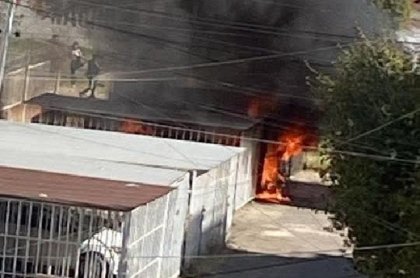 Fuego en Loma Bella provoca movilización tras quema de reja y automóvil