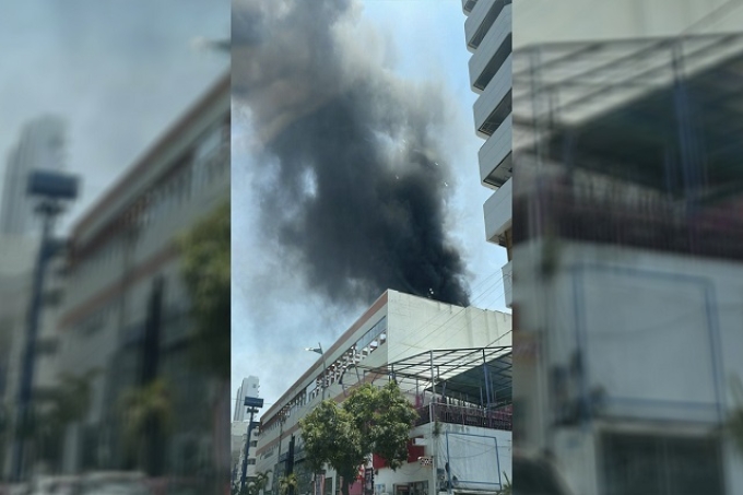 Se incendia el Centro de Convenciones en Acapulco