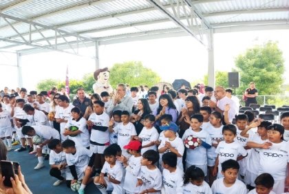Pepe Chedraui, entregó uniformes y equipo deportivo a 100 jóvenes futbolistas en colaboración con Oppo México y UNESCO