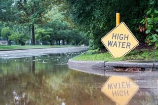 Con 5 muertos a su paso, tormenta tropical Debby continúa su camino por el sureste de EU
