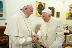 “Recen por él”: Benedicto XVI está muy enfermo, anuncia el Papa Francisco