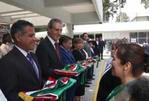 Encabeza Pepe Chedraui entrega de banderas en escuelas, juntas auxiliares e inspectorías