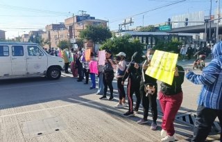 Padres de familia protestaron por los despidos injustificados de profesores y personal del CENDI