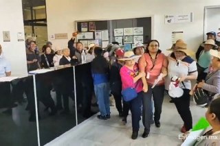 Ante falta de atención del SAT para la devolución del IPS, campesinos irrumpen oficinas