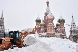 Vuelos cancelados y autos bajo la nieve por fuertes nevadas en Moscú; temperaturas de hasta – 58 grados