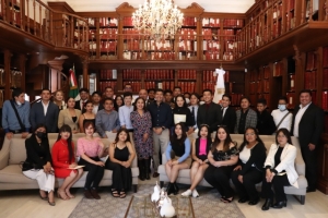 Eduardo Rivera Pérez recibe a estudiantes de ciencias políticas de la BUAP en Cabildo Universitario