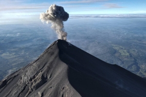Volcán de Fuego vuelve a entrar en erupción en Guatemala; hay flujo de lava y ceniza