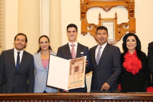 Ayuntamiento de Puebla entrega a José Canales cédula real, máximo honor municipal 