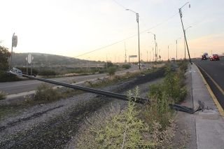 ¡Dinero a la basura! A un día de la inauguración del alumbrado, un poste ya fue derribado, otro más está a punto de caer