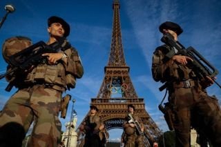 Horas antes de la clausura de Paris 2024: detienen a hombre tras escalar Torre Eiffel