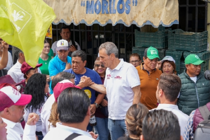 Pepe Chedraui fue arropado por locatarios durante desfile de Puebla