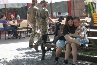 Ucrania reduce a 25 años edad de reclutamiento y restringe circulación de hombres
