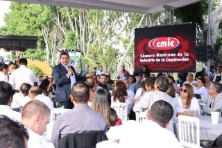 Armenta va por la reactivación de los constructores poblanos
