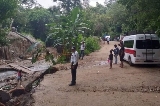 Colapsa puente provisional en carretera de la costa de Oaxaca