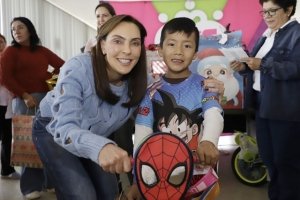 Regala Marielise Budib sueños e ilusiones con entrega de juguetes a niños y niñas del CMERI