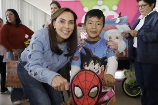 Regala Marielise Budib sueños e ilusiones con entrega de juguetes a niños y niñas del CMERI