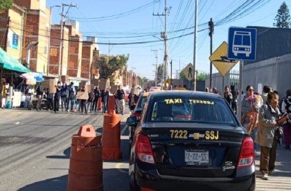 Trabajadores de intendencia protestan fuera del Hospital General del Sur, por falta de pagos