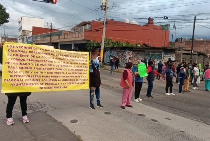 Vecinos bloquean la Diagonal Defensores de la República para exigir reparación de la calle Vicente Guerrero