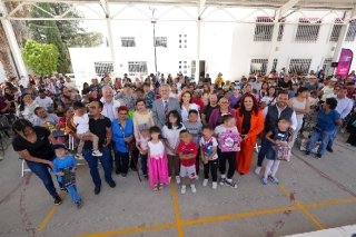 Pepe Chedraui y MariElise Budib conviven y regalan juguetes a niñas y niños del Centro Comunitario de San Ramón
