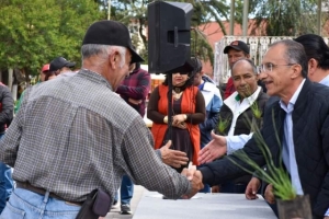 Granjas Carroll dona árboles en  Perote, Tlachichuca y Tepeyahualco