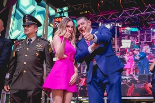 Alejandro Armenta asiste al primer Grito de Independencia en Times Square