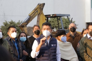 Eduardo Rivera Pérez supervisa avance de pavimentación en camino real