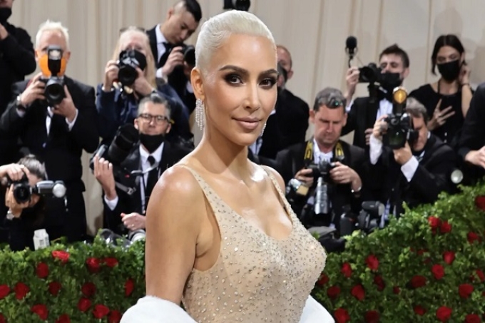 Kim Kardashian sufre problema con su vestuario y termina enseñando de más