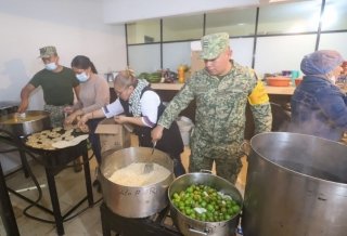 Fuerzas armadas, con sensibilidad y prontitud, atienden a la población afectada en la Sierra Norte