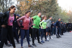 Eduardo Rivera encabeza carrera con cadetes de la academia de la policía