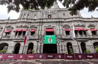Ayuntamiento de Puebla coloca manta a favor de la despenalización del aborto