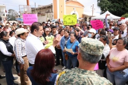 Gobernador Armenta se reúne con damnificados de la región de Tlacuilotepec