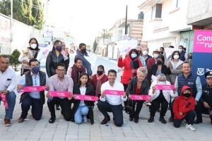 Entrega ayuntamiento de Puebla calles en loma linda del programa construyendo contigo