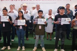 Gobierno amplía conectividad digital; 2 mil jóvenes en Xicotepec reciben becas del bienestar