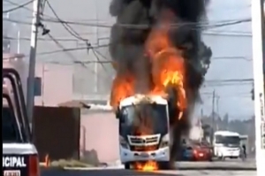 Se incendia unidad del RUTA en Lomas de Castillotla