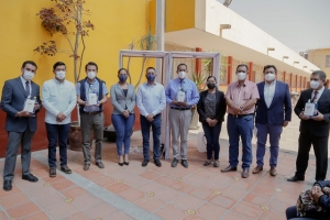 Entrega municipio de San Andrés Cholula kits sanitizantes a escuelas