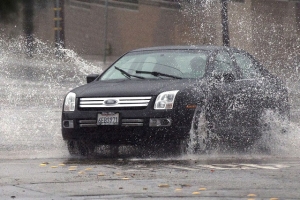 10 consejos de seguridad para conducir bajo la lluvia